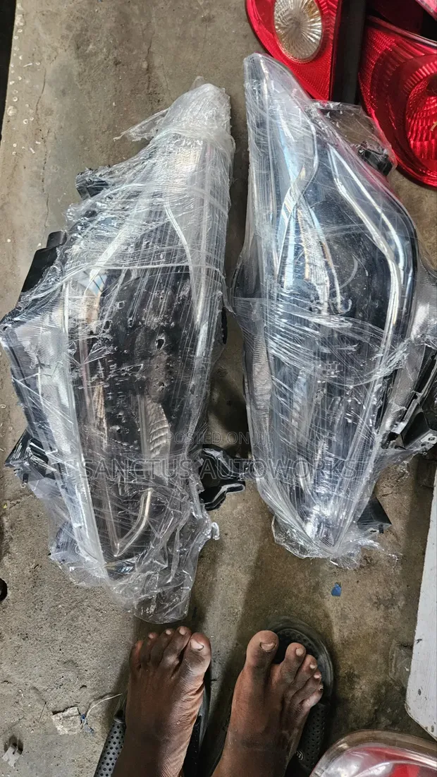 Toyota Starlet Headlight (Used) - 1