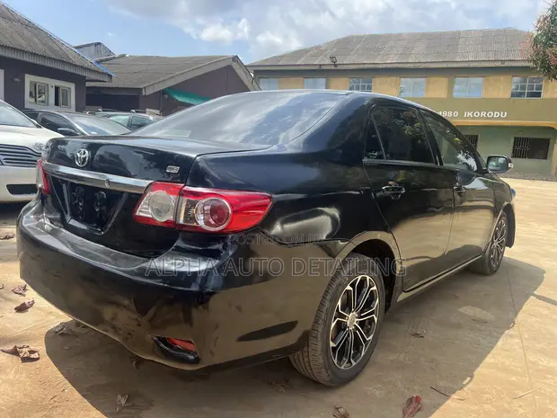 Toyota Corolla 2013 Black - 1