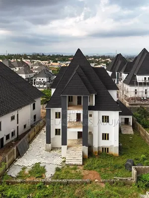 Babban Gidan 8-Bedroom a Lokogoma tare da Filaye