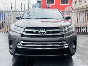 2018 Toyota Highlander XLE 4x2 V6 SUV - Grey
