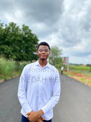 Professional Graphic Designer & Video Editor