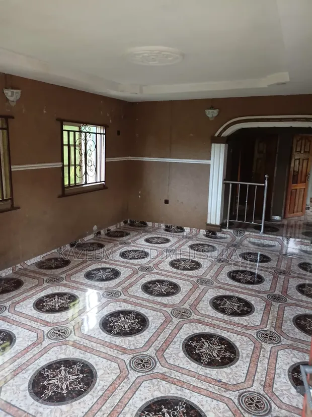 Gidan Kasa Mai Dakuna 2 Don Hayarwa a Agura, Gberigbe - 1