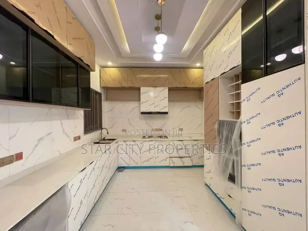 Gidan Kwalta 3 Bedroom a Ikeja GRA don Sawa - 1