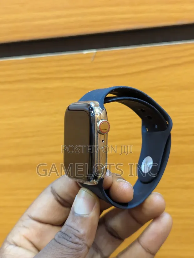 Apple Watch Series 8 45mm Gold Stainless Steel GPS Cellular - 1