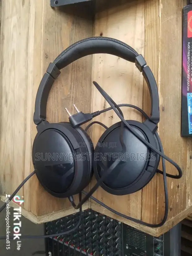 Black In-Ear Wired Headphones - 1