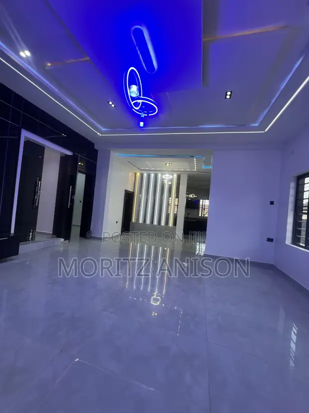 5-Bedroom Duplex don sayarwa a Diamond Estate, Enugu - 1