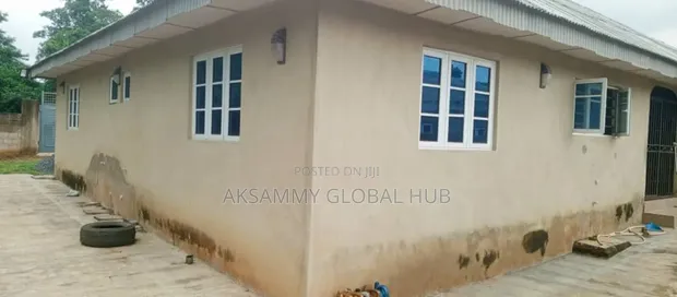14-Bedroom Bungalow with Church and School in Ijebu Ode - 1