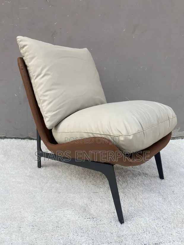 Exquisite Accent Chair / Visitors Chair - 1
