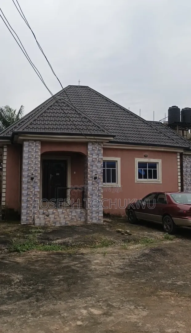 Dukiyar 1858 sqm tare da Gidajen 3 da Flats 4, Umuahia - 1
