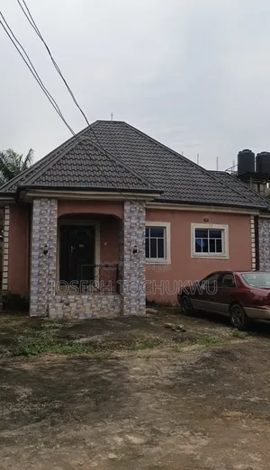 Dukiyar 1858 sqm tare da Gidajen 3 da Flats 4, Umuahia