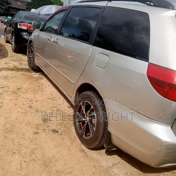 2005 Toyota Sienna XLE Silver - 1