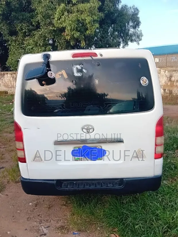 Toyota HiAce Hummer 1 Bas 2013 Fari - 1