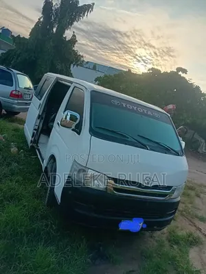 Toyota HiAce Hummer 1 Bas 2013 Fari