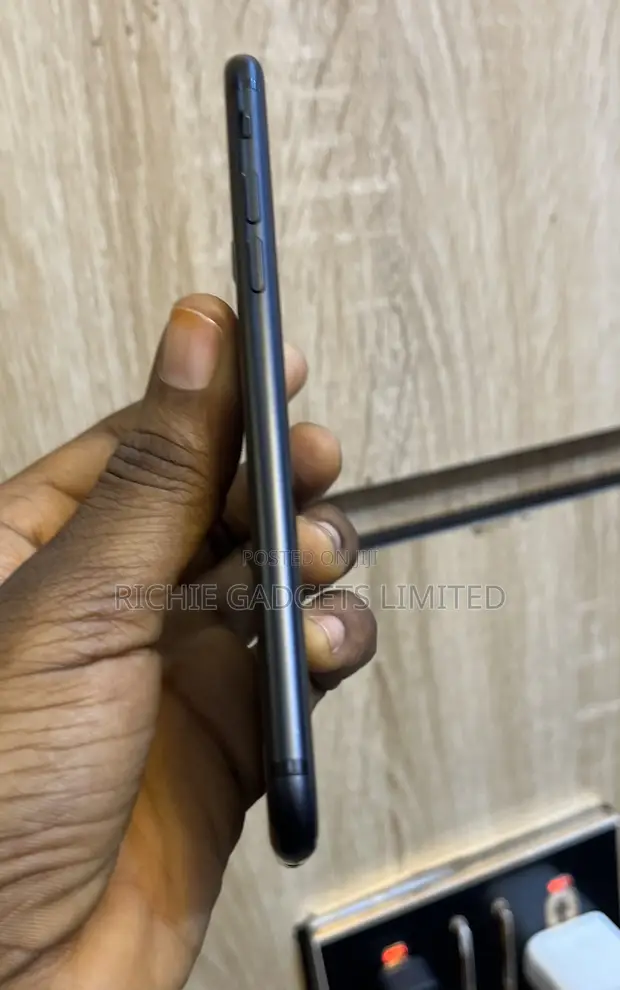 Apple iPhone 7 32GB Black - 1