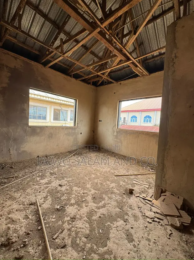 5-Bedroom Uncompleted Duplex + BQ for Sale a Idishin, Ibadan - 1