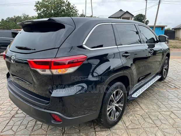 2019 Toyota Highlander LE V6 Black - 1