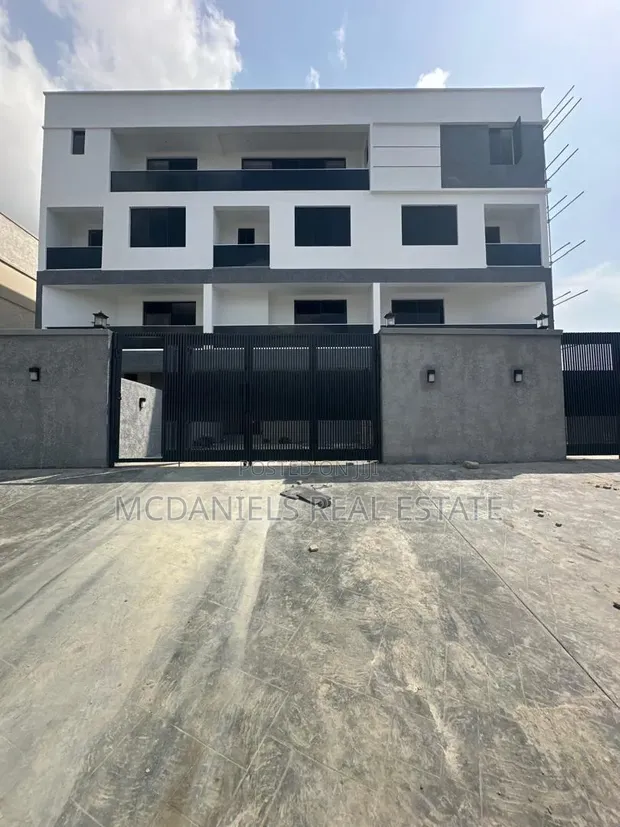 5-Bedroom Townhouse/Terrace in Lekki Phase 1 for Sale - 1