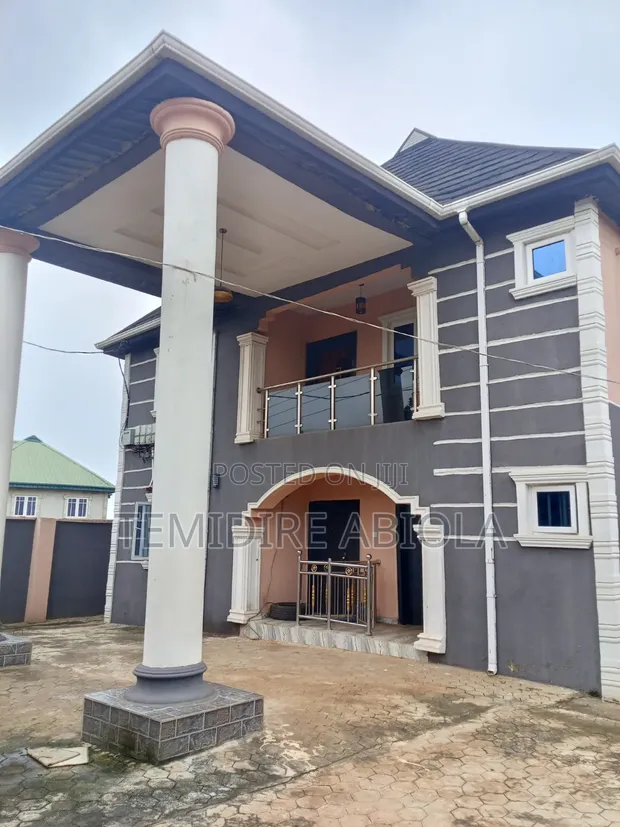 2 Bedroom Flat Mai Cikakken kayan sawa don haya a Orire Estate, Ikorodu - 1