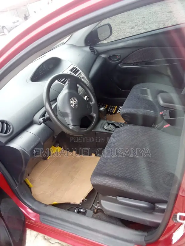 Toyota Yaris 2009 Red - 1