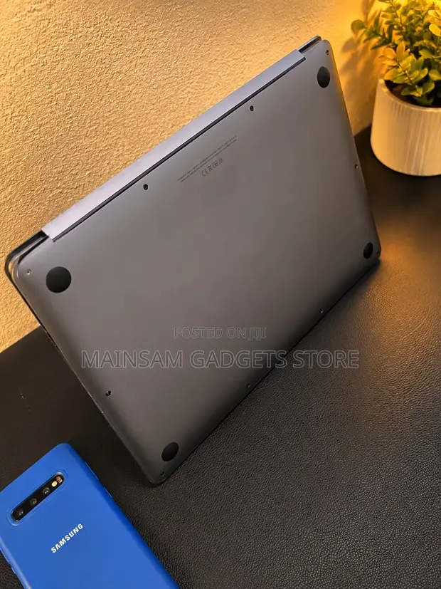 Apple MacBook Air 2020 8GB RAM, 512GB SSD - 1
