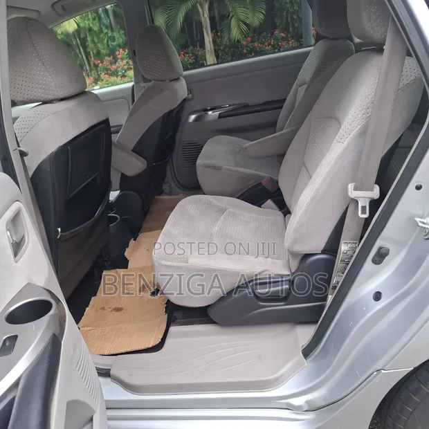 Mitsubishi Grandis 2005 Launin Azurfa - 1