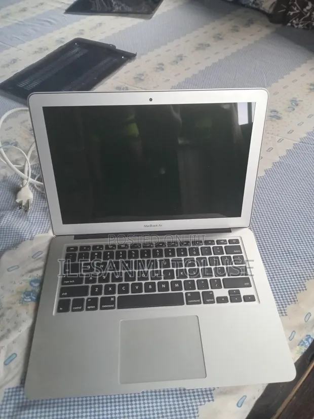 Apple MacBook Air 2017 13-inch 8GB RAM 128GB SSD - 1