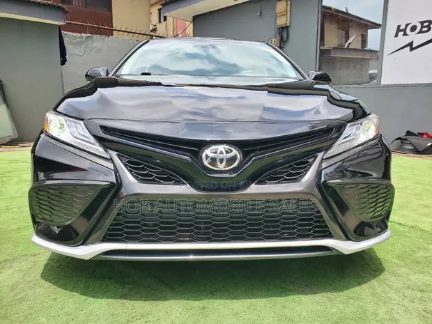 2018 Toyota Camry XSE FWD (2.5L) Black - 1