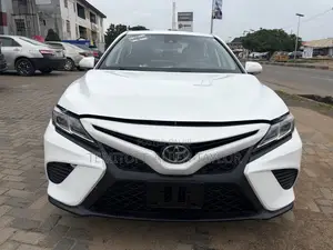 2020 Toyota Camry SE FWD - White