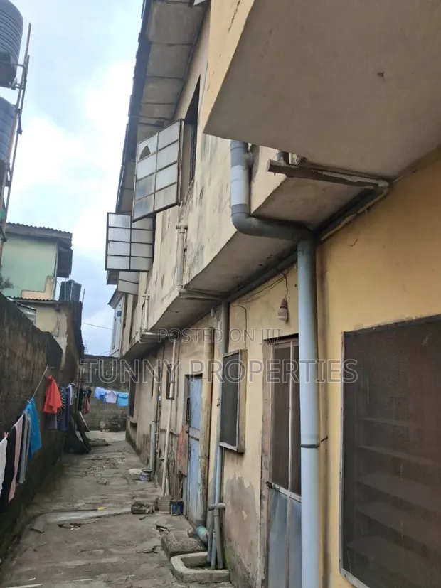 11-Bedroom House for Sale in Dopemu - 1