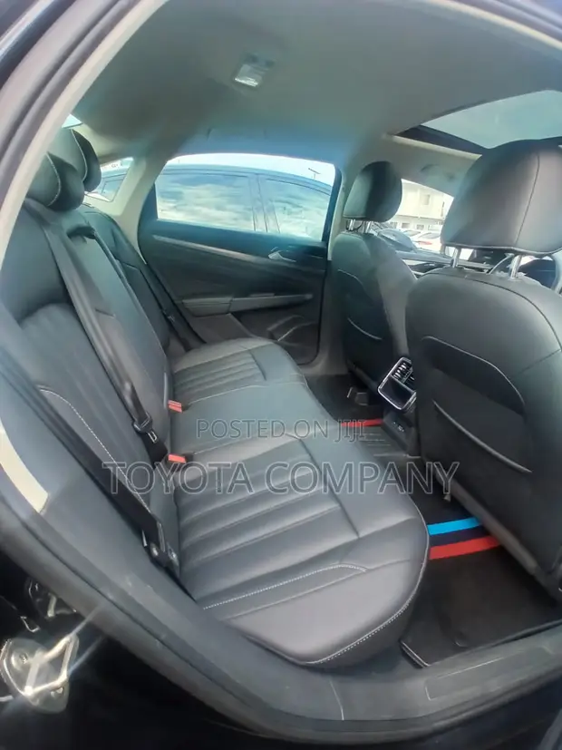 2022 Volkswagen Passat Black - 1