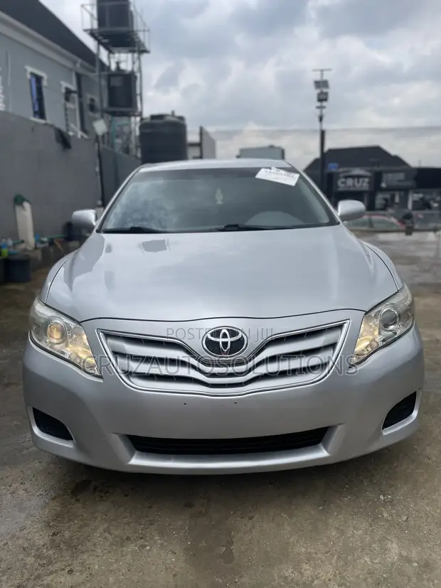 Toyota Camry 2011 Silver - 1