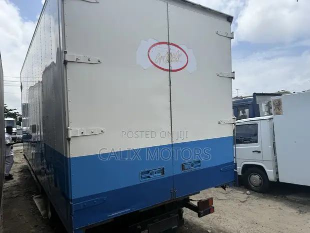 Mercedes Benz 814 Truck da Akwati na Kwantena na Kafa 20 da Aka Yi Amfani da Shi a Ƙasashen Waje - 1
