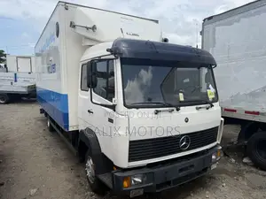 Mercedes Benz 814 Truck da Akwati na Kwantena na Kafa 20 da Aka Yi Amfani da Shi a Ƙasashen Waje