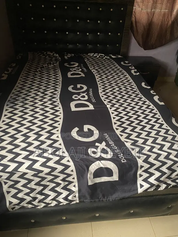 Bed and Bedframe (4.5ft) with Bedside Drawer - 1