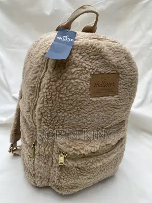 Jakar Hannu ta Mata ta Hollister Brown Faux Fur