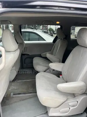 2011 Toyota Sienna LE 8-Passenger Minivan
