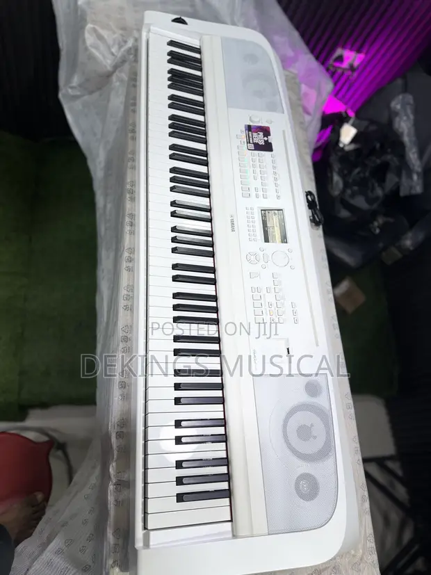 Yamaha DGX-670WH 88-Key Digital Piano tare da L300WH Stand - 1