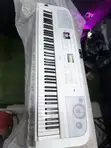Yamaha DGX-670WH 88-Key Digital Piano tare da L300WH Stand - 1
