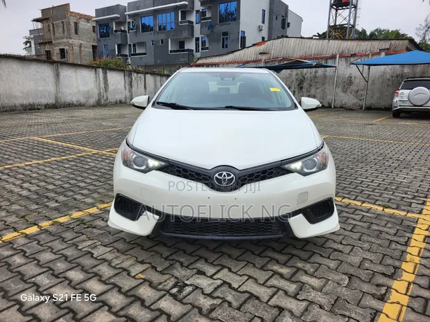 Toyota Corolla 2017 White - 1