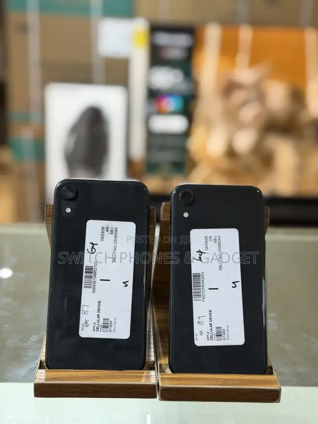 Apple iPhone XR 64GB - 1
