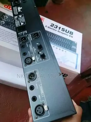 DBX 231 Dual Channel Graphic Equalizer tare da Sub Output