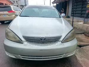 2004 Toyota Camry LE Sedan