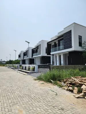 Filin Zama na 379sqm don Siyarwa a Megamound Estate, Ikota, Lekki