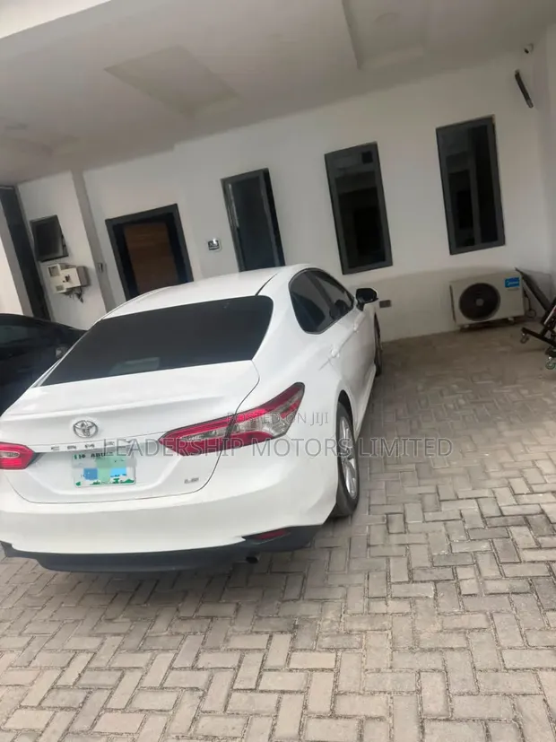 Toyota Camry LE FWD (2.5L) 2018 Fari - 1