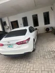 Toyota Camry LE FWD (2.5L) 2018 Fari - 1