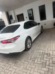 Toyota Camry LE FWD (2.5L) 2018 Fari - 3