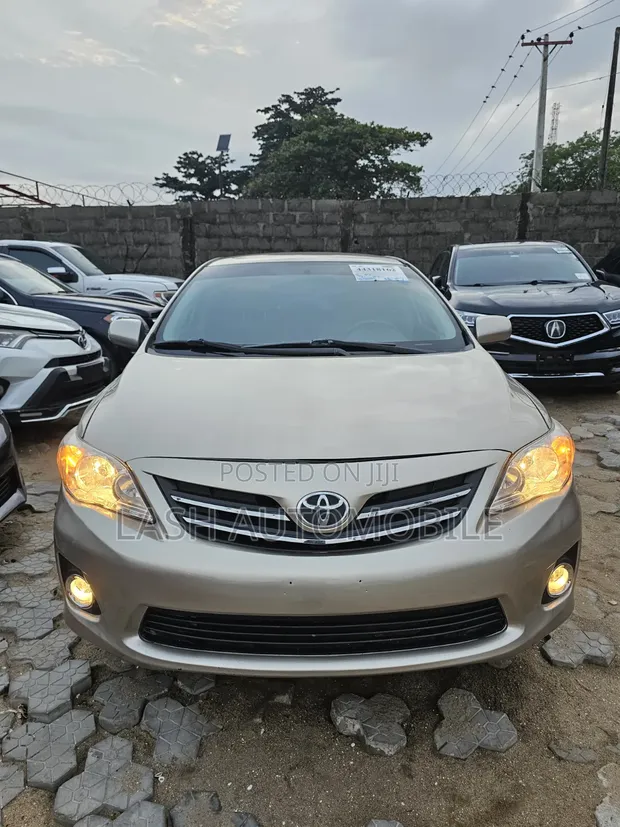 Toyota Corolla 2010 Gold - 1