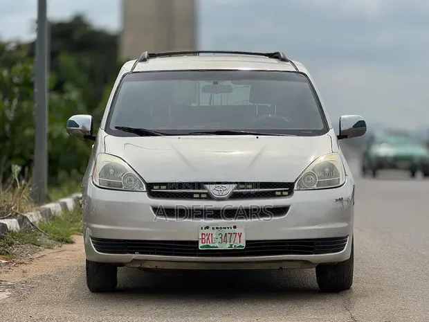 Toyota Sienna 2006 Silver - 1
