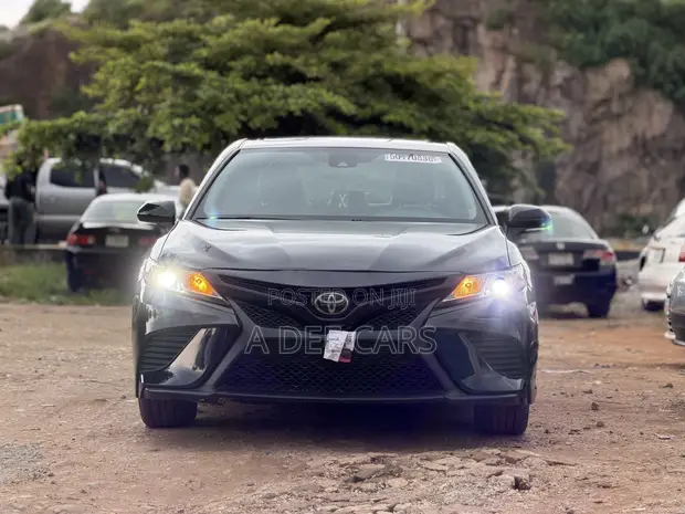 2019 Toyota Camry SE (2.5L) Black - 1