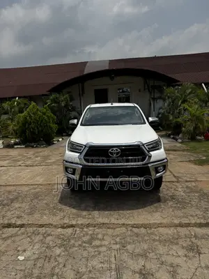 2021 Toyota Hilux White